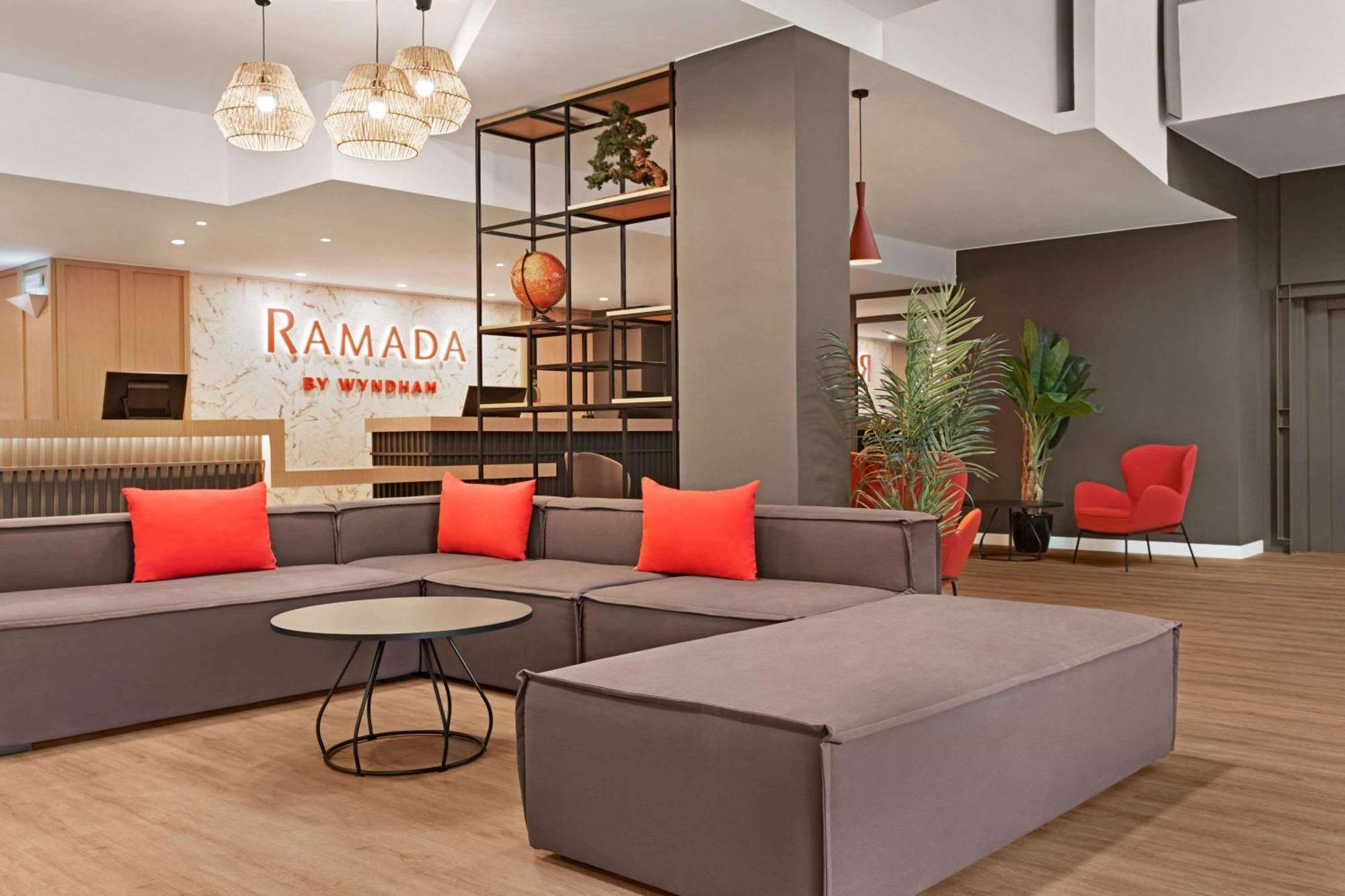 Отель Ramada By Wyndham Valencia Альмусафес Экстерьер фото