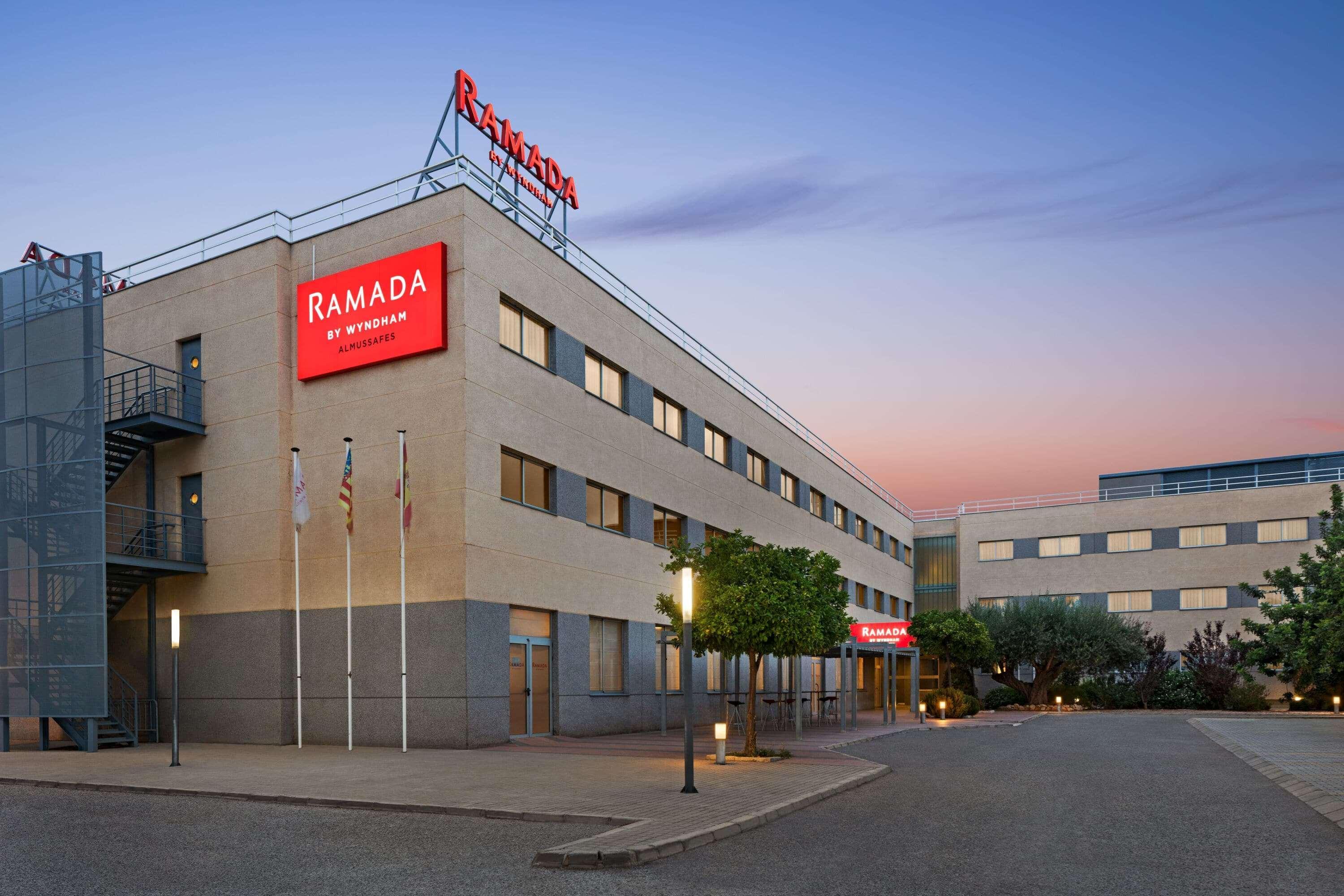 Отель Ramada By Wyndham Valencia Альмусафес Экстерьер фото